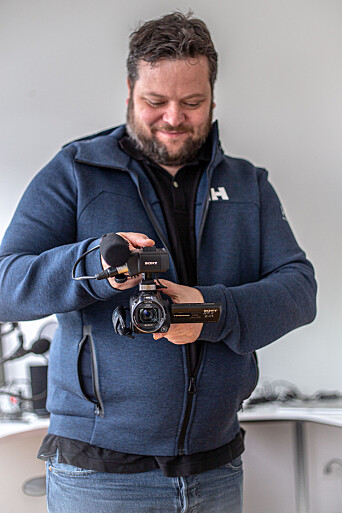 Roger Sevrin Bruland viser fram kamerautstyret Roger Sevrin Bruland viser fram kamerautstyret