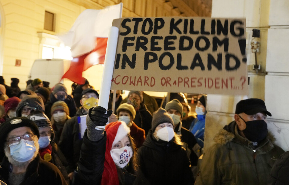 Polakker demonstrerte mot en kontroversiell ny medielov søndag. Loven vil hindre at selskaper med base utenfor EØS-området får ha aksjemajoriteten i polske medieselskaper. Polakker demonstrerte mot en kontroversiell ny medielov søndag. Loven vil hindre at selskaper med base utenfor EØS-området får ha aksjemajoriteten i polske medieselskaper.
