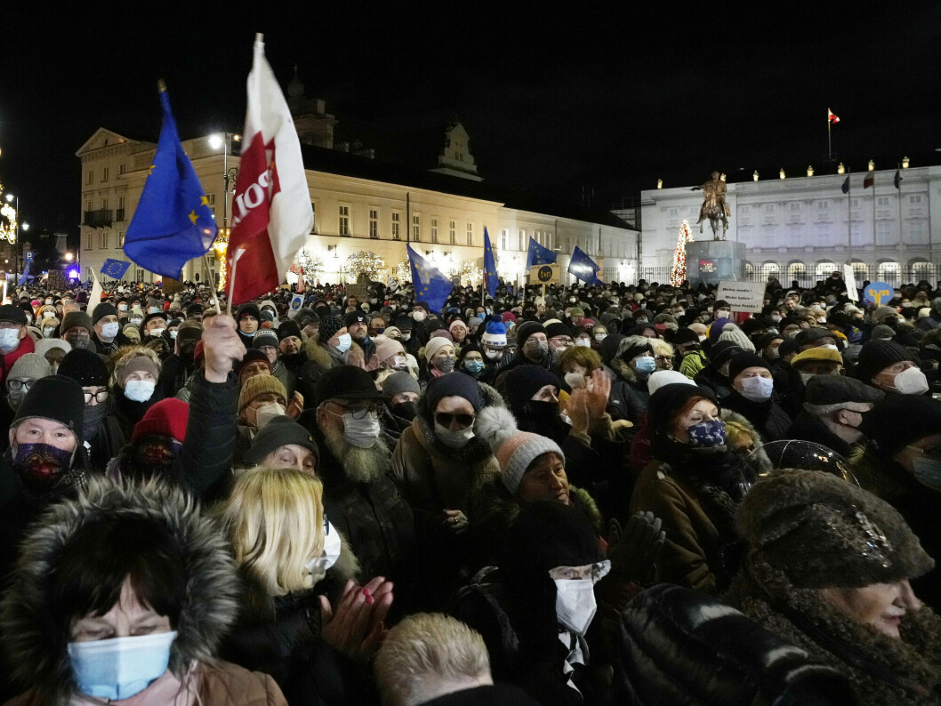 ITusenvis demonstrerte i Warszawa etter at underhuset i den polske nasjonalforsamlingen stemte for et omstridt lovutkast som EU betegner som en trussel mot pressefriheten i landet.