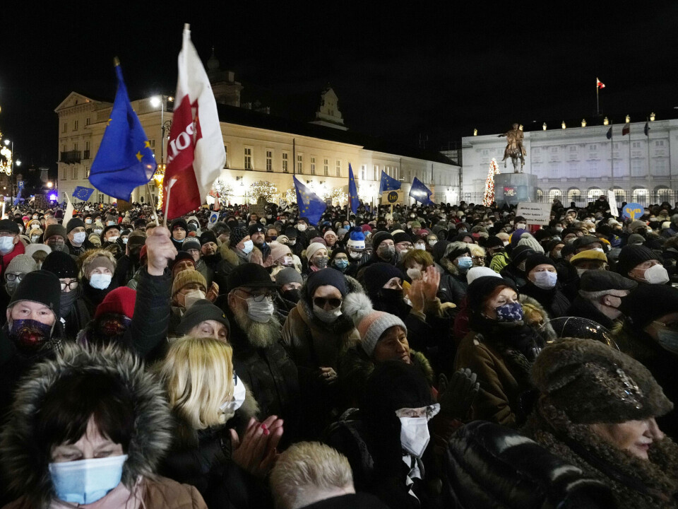 ITusenvis demonstrerte i Warszawa etter at underhuset i den polske nasjonalforsamlingen stemte for et omstridt lovutkast som EU betegner som en trussel mot pressefriheten i landet. ITusenvis demonstrerte i Warszawa etter at underhuset i den polske nasjonalforsamlingen stemte for et omstridt lovutkast som EU betegner som en trussel mot pressefriheten i landet.