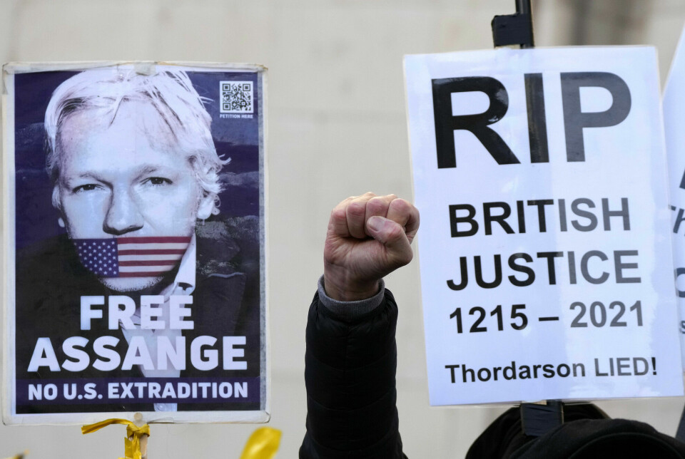 Her demonstrerer Wikileaks-grunnleggerens støttespillere utenfor et rettslokale i London 10. desember i år.