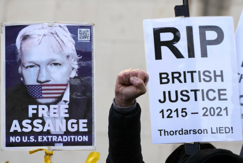 Her demonstrerer Wikileaks-grunnleggerens støttespillere utenfor et rettslokale i London 10. desember i år. Her demonstrerer Wikileaks-grunnleggerens støttespillere utenfor et rettslokale i London 10. desember i år.