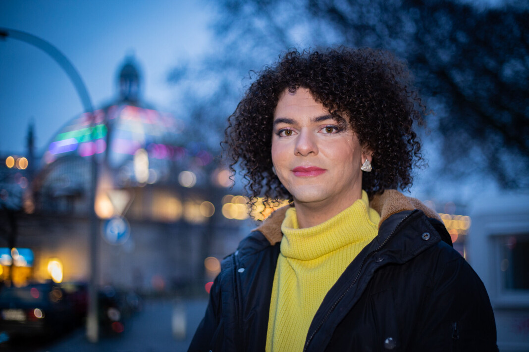 Gabi R. Furst i homostrøket ved Nollendorfplatz i Berlin. Her ved minnesmerket tilegnet de skeive som ble drept under naziregimet. Gabi R. Furst i homostrøket ved Nollendorfplatz i Berlin. Her ved minnesmerket tilegnet de skeive som ble drept under naziregimet.