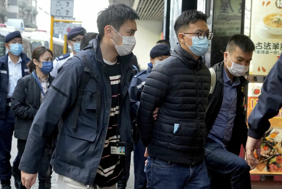 Sjefredaktør Patrick Lam i Stand News ble pågrepet i Hongkong onsdag. Politiet sier de har pågrepet flere nåværende og tidligere ansatte i nyhetsnettstedet for å ha «konspirert for å publisere opprørsk innhold».