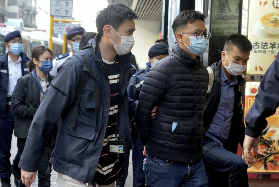 Sjefredaktør Patrick Lam i Stand News ble pågrepet i Hongkong onsdag. Politiet sier de har pågrepet flere nåværende og tidligere ansatte i nyhetsnettstedet for å ha «konspirert for å publisere opprørsk innhold». Sjefredaktør Patrick Lam i Stand News ble pågrepet i Hongkong onsdag. Politiet sier de har pågrepet flere nåværende og tidligere ansatte i nyhetsnettstedet for å ha «konspirert for å publisere opprørsk innhold».