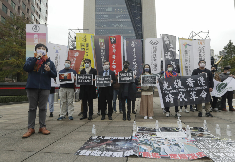 Demonstranter fra Hongkong i Taiwan markerer sin avsky mot behandlingen av Stand News utenfor the Bank of China i Taipei torsdag.