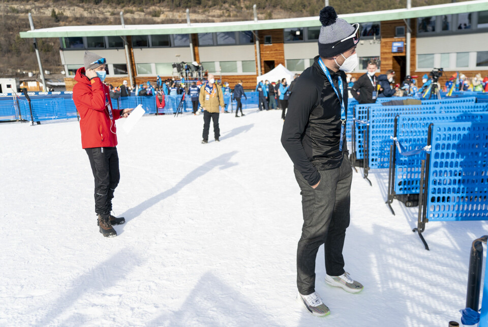 NRKs ekspertkommentator Fredrik Aukland t.v. og TV 2 ekspert Petter Northug t.h. under Tour de Ski. Nå får Northug kritikk for å promotere eget klesmerke som kommentator.