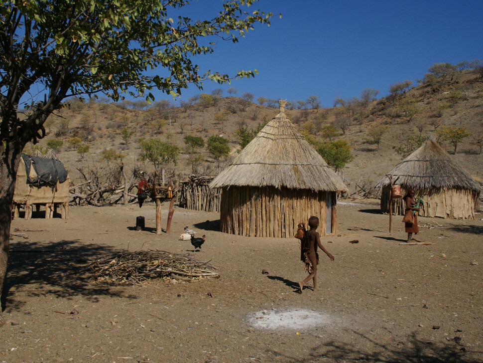 Himba-landsby cirka 15 kilomenter nord for Opuwo i Namibia.