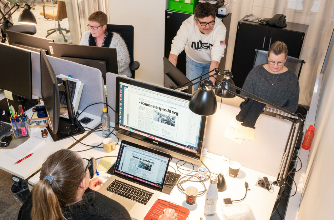 Papirdeskingen i Drammens Tidende tar mye lenger tid som følge av dataangrepet mot Amedia. F.v. Hege Svennevig (med ryggen til), Bente Lauritzen, Thore Alnes Øverland og Hanne Kjersti Løkken. Papirdeskingen i Drammens Tidende tar mye lenger tid som følge av dataangrepet mot Amedia. F.v. Hege Svennevig (med ryggen til), Bente Lauritzen, Thore Alnes Øverland og Hanne Kjersti Løkken.