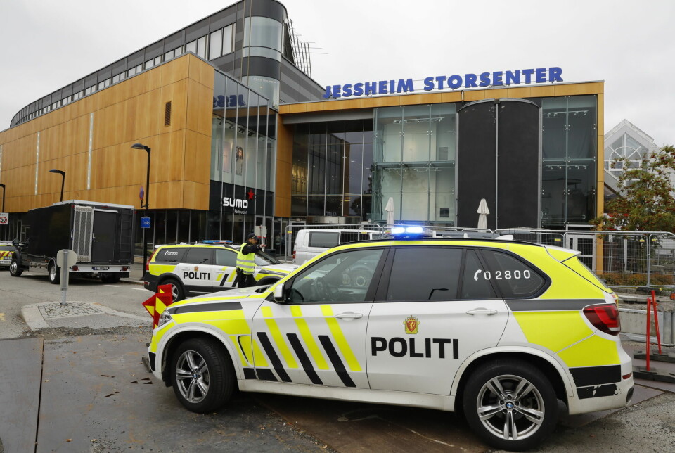 Politiet på plass utenfor Jessheim storsenter i Ullensaker etter en bombetrussel i 2019.