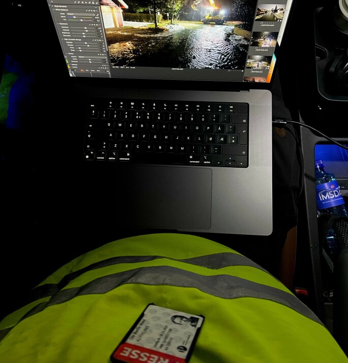 Fotograf Ole Martin Wold jobbet fra bilen da Journalisten snakket med ham. Fotograf Ole Martin Wold jobbet fra bilen da Journalisten snakket med ham.