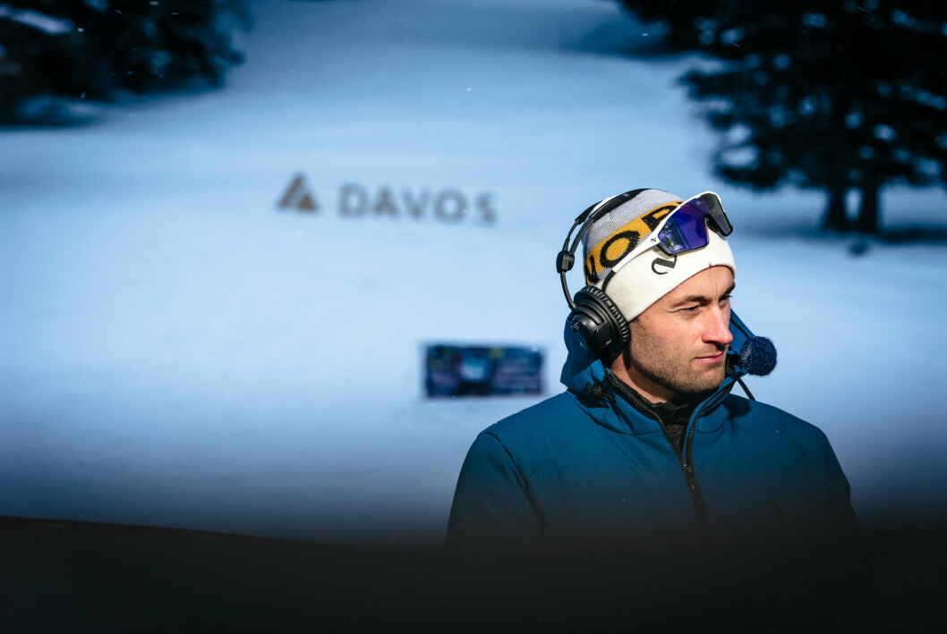 TV 2s langrennsekspert Petter Northug på jobb for kanalen i Davos, desember 2021.