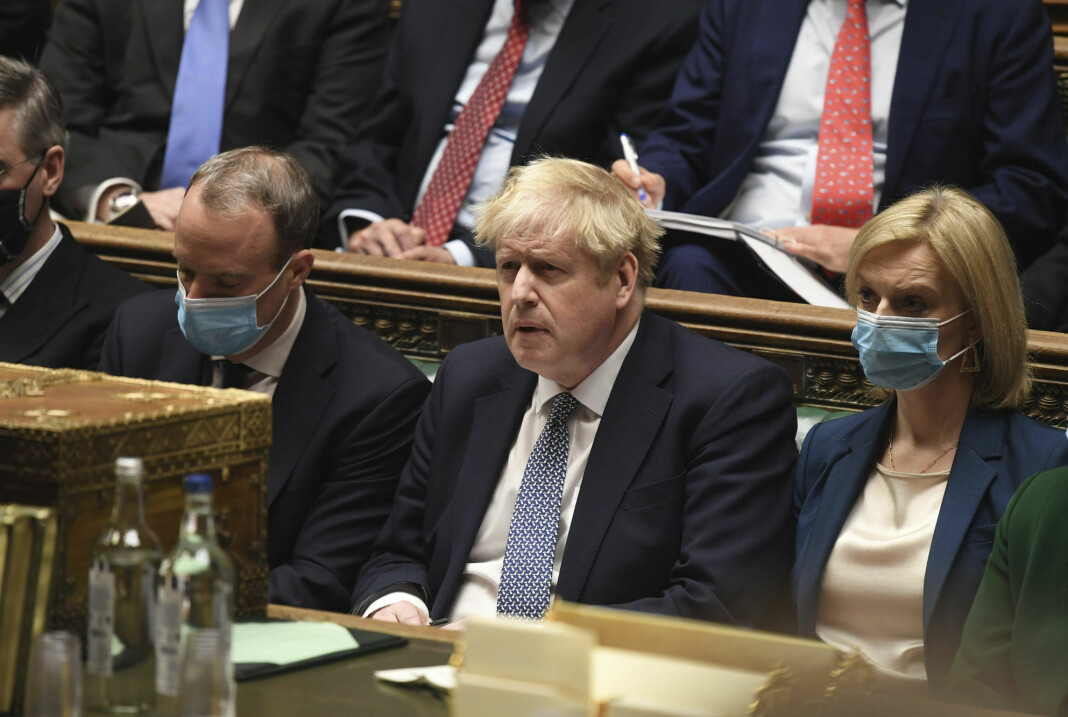 Den britiske statsministeren Boris Johnson er på offensiven mot BBC. Den britiske statsministeren Boris Johnson er på offensiven mot BBC.