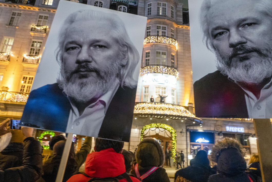 Bildet viser plakater med bilder av Julian Assange under fakkeltoget i Oslo i forbindelse med tildelingen av Nobels fredspris til Maria Ressa og Dmitrij Muratov.