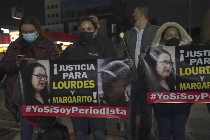 Folk protesterte mot drapene på journalistene Lourdes Maldonado og Margarito Martínez i Tijuana tirsdag. Samtidig var det demonstrasjoner i andre byer rundt om i Mexico. Folk protesterte mot drapene på journalistene Lourdes Maldonado og Margarito Martínez i Tijuana tirsdag. Samtidig var det demonstrasjoner i andre byer rundt om i Mexico.