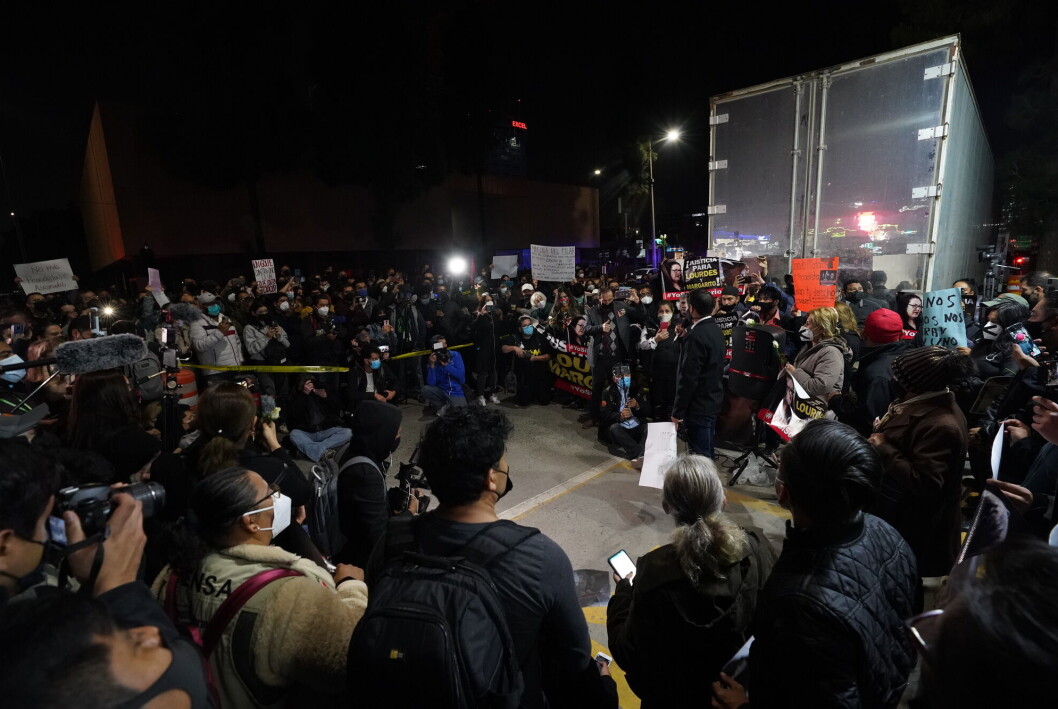 Folk samlet seg utenfor kontoret til politisjefen i Tijuana tirsdag. Flere av journalistene som blir drept i Mexico, er omfattet av regjeringsprogrammer som skal gi dem beskyttelse. Folk samlet seg utenfor kontoret til politisjefen i Tijuana tirsdag. Flere av journalistene som blir drept i Mexico, er omfattet av regjeringsprogrammer som skal gi dem beskyttelse.