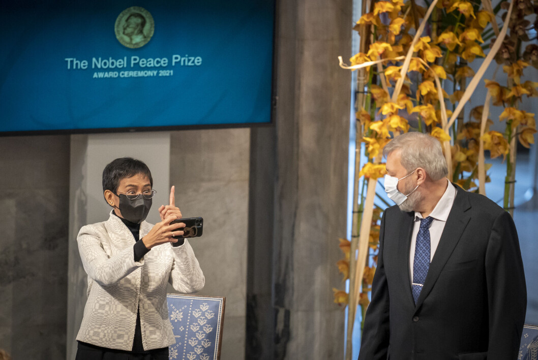 Fredsprisvinner Maria Ressa tar en selfie med prisvinner Dmitrij Muratov under utdelingen av Nobels fredspris i Oslo rådhus 10. desember. Fredsprisvinner Maria Ressa tar en selfie med prisvinner Dmitrij Muratov under utdelingen av Nobels fredspris i Oslo rådhus 10. desember.