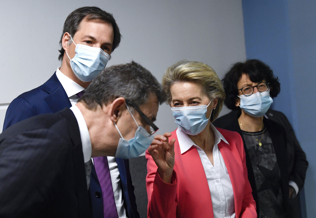EU-kommisjonens president Ursula von der Leyen (andre f.h.) snakker med Pfizer-direktøren Albert Bourla (første f.v.). Belgias statsminister Alexander De Croo står mellom de to. EU-kommisjonens president Ursula von der Leyen (andre f.h.) snakker med Pfizer-direktøren Albert Bourla (første f.v.). Belgias statsminister Alexander De Croo står mellom de to.
