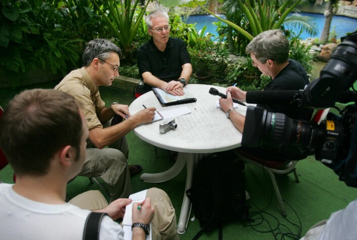 Leder for ettersøkingsteamet, Pål Herlofsen, i samtale med norske journalister i Phuket i januar 2005.