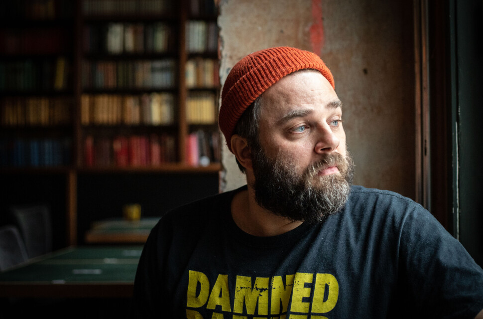 Journalist og forfatter Lasse Josephsen forteller at arbeidsmetodene han har basert karrieren på, kan innebære i overkant mye tid i grumsete farvann. Journalist og forfatter Lasse Josephsen forteller at arbeidsmetodene han har basert karrieren på, kan innebære i overkant mye tid i grumsete farvann.