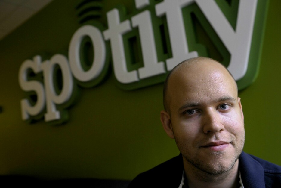 Spotify-sjefen Daniel Ek sier han tar avstand fra podkaster Joe Rogans rasistiske språkbruk, men at han ikke tror løsningen er å kneble den superpopulære podkasteren.