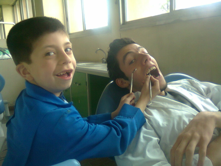 På sykehuset i Yarmouk, Syria: – Da jeg jobbet som tannlege, var jeg favoritten til barna. Jeg prøvde å ha det gøy med dem før starten av behandlingen. For at de ikke skulle bli redde, lot jeg dem leke tannlege på meg.