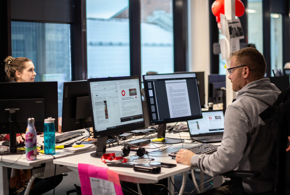 Når Stig Kolstad ikke er ute på rykkeoppdrag, sitter han ved breaking news-desken i Avisa Oslo. Her med frontsjef Eveline Røsholt-Hanssen.