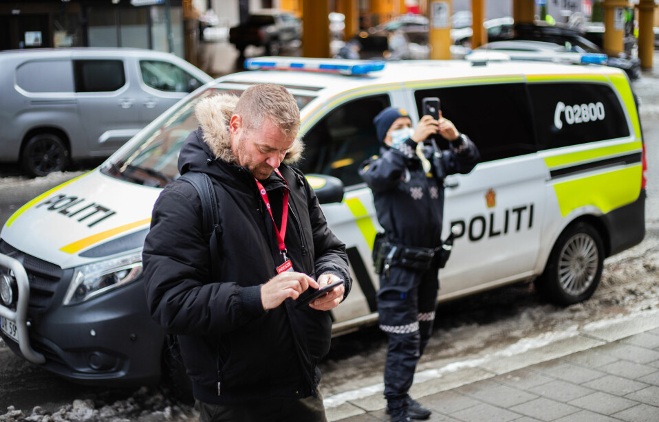 Mens politiet tar bilder og analyserer åstedet, sender Stig Kolstad bilder og sitater til desken i Avisa Oslo.