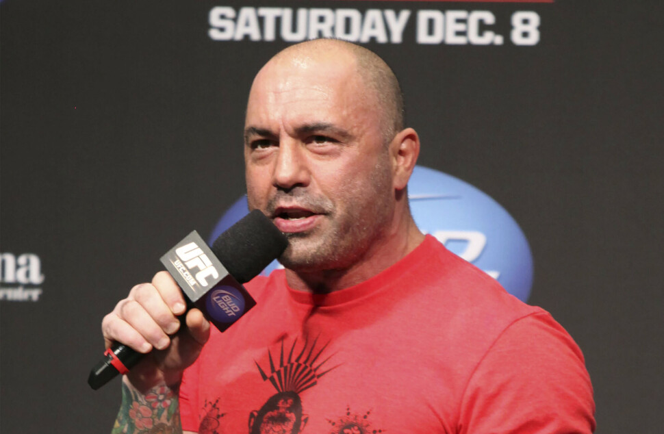 Joe Rogan er en superpopulær podkaster på Spotify, men har også skaffet seg mektige uvenner på grunn av sitt innhold. Joe Rogan er en superpopulær podkaster på Spotify, men har også skaffet seg mektige uvenner på grunn av sitt innhold.