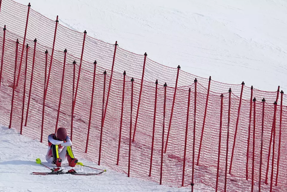 Mikaela Shiffrin satt utrøstelig i snøen etter at OL-drømmen brast.