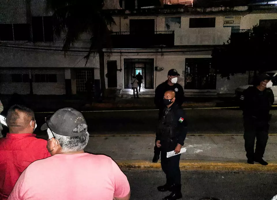 Heber Lopez Vazquez drev nyhetsnettstedet Noticias Web i delstaten Oaxaca, der han ble skutt og drept. Her er politiet på åstedet.
