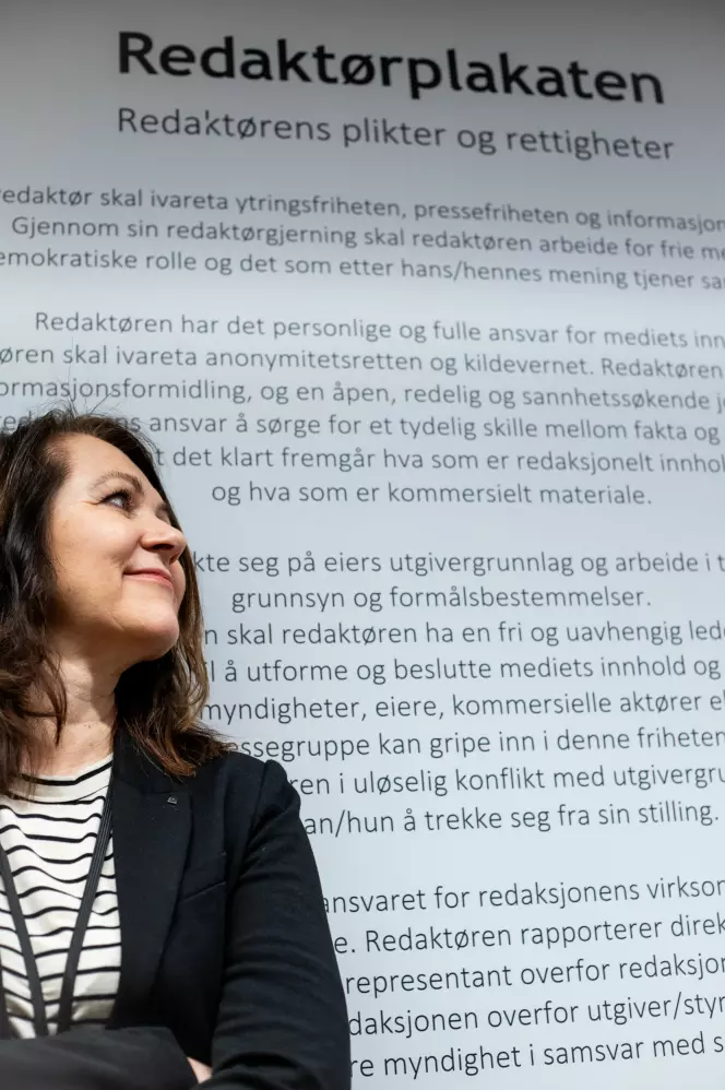 Reidun Kjelling Nybø med Redaktørplakaten i lokalene ved Pressens hus.