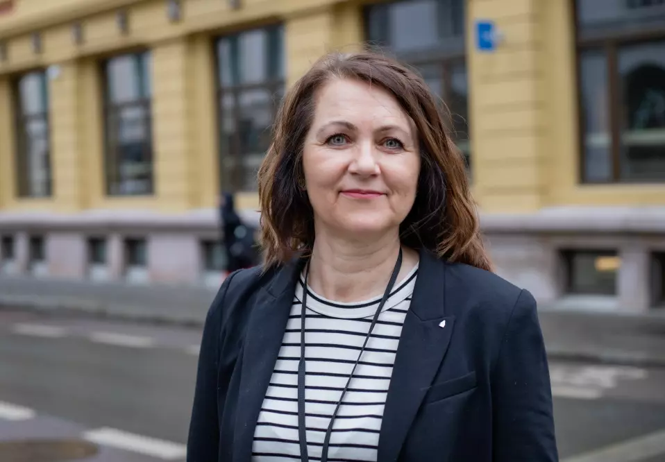 Reidun Kjelling Nybø er den første kvinnelige generalsekretæren i Norsk Redaktørforening. Her står hun fremfor Pressens hus i Oslo.