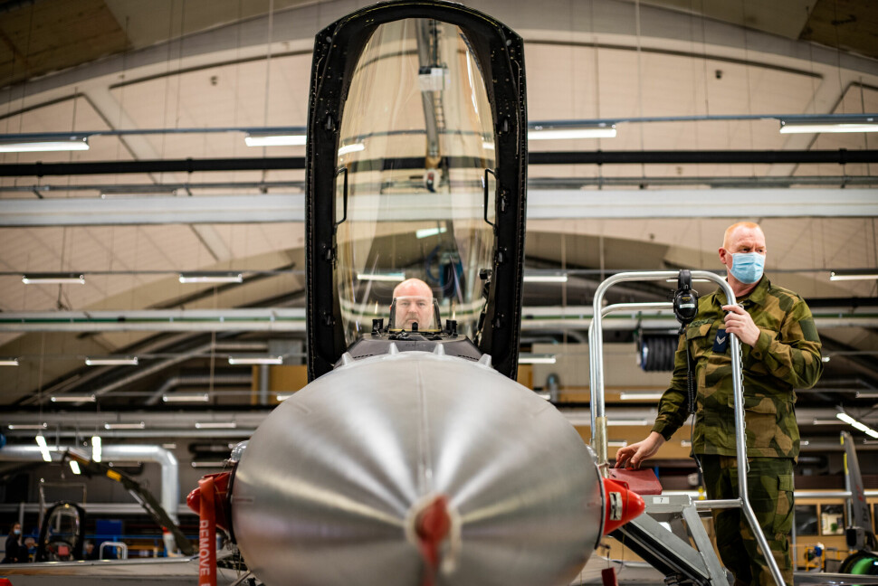 Teknisk Ukeblads Eirik Helland Urke fikk endelig sitte i et F16-fly. Her sammen med Anders Søisdal i Forsvarsmateriell.