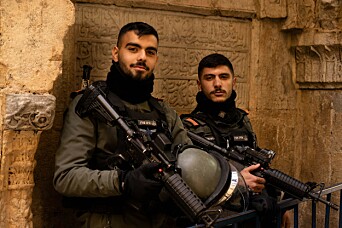 Student Magnus Paus understreker viktigheten av å tørre å oppsøke folk som utenriksjournalist. Bildet viser to soldater han traff på reportasjetur i gamlebyen i Jerusalem.