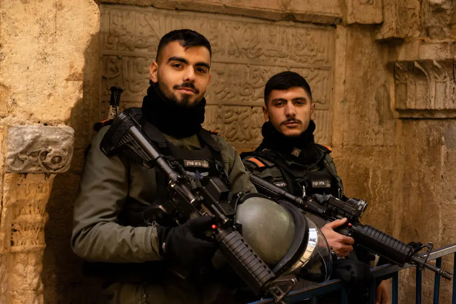 Student Magnus Paus understreker viktigheten av å tørre å oppsøke folk som utenriksjournalist. Bildet viser to soldater han traff på reportasjetur i gamlebyen i Jerusalem. Student Magnus Paus understreker viktigheten av å tørre å oppsøke folk som utenriksjournalist. Bildet viser to soldater han traff på reportasjetur i gamlebyen i Jerusalem.