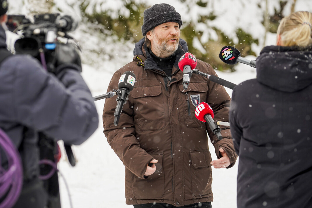 På høy tid at mediene ser på hvordan de oppfyller egen samfunnsrolle, skriver Mikkel Tronsrud. Her snakker han med media etter avgjørelsen om gjenopptakelse i Baneheia-saken. På høy tid at mediene ser på hvordan de oppfyller egen samfunnsrolle, skriver Mikkel Tronsrud. Her snakker han med media etter avgjørelsen om gjenopptakelse i Baneheia-saken.