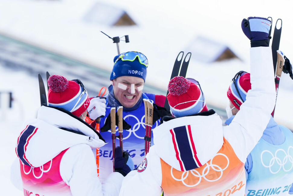 Norske skiskyttere jubler under OL i Kina.
