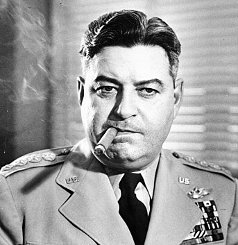 General Curtis LeMay, fra boka «Bombemafiaen» <span class="italic" data-lab-italic_desktop="italic">(gjengitt med tillatelse fra forlaget)</span>. General Curtis LeMay, fra boka «Bombemafiaen» <span class="italic" data-lab-italic_desktop="italic">(gjengitt med tillatelse fra forlaget)</span>.