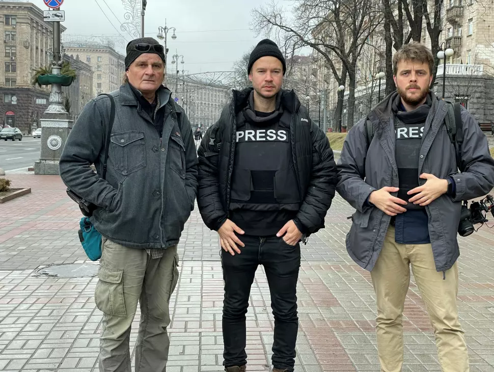 Harald Henden (t.v.), Amund Bakke Foss og Kyrre Lien rapporterer for VG i Kyiv.