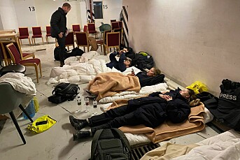 Seks norske journalister sitter i bomberom i Kyiv: – Det ligger an til heftige kamper i denne delen av byen