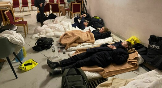 Seks norske journalister sitter i bomberom i Kyiv: – Det ligger an til heftige kamper i denne delen av byen