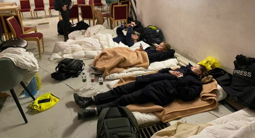 Seks norske journalister sitter i bomberom i Kyiv: – Det ligger an til heftige kamper i denne delen av byen Seks norske journalister sitter i bomberom i Kyiv: – Det ligger an til heftige kamper i denne delen av byen