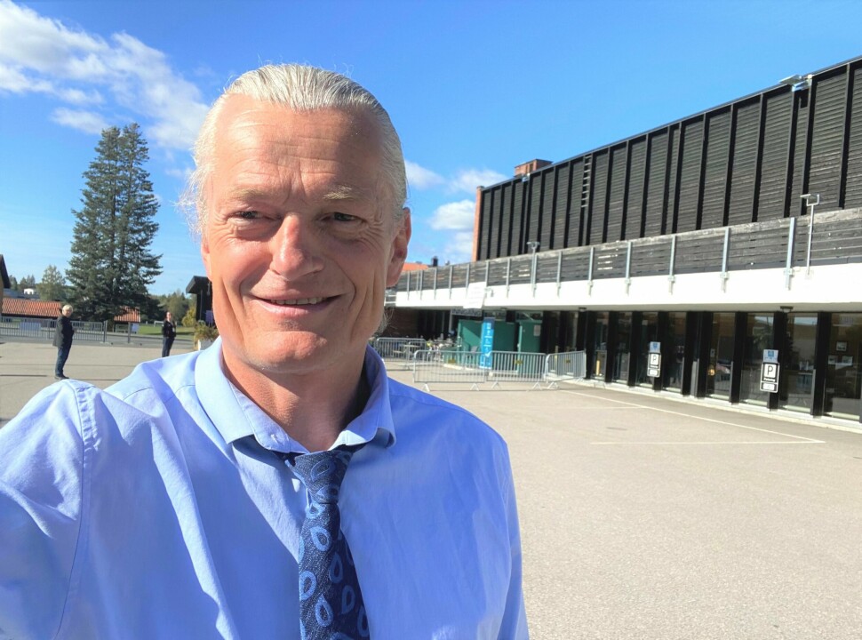 Tom Haakenstad kommer fra rollen som redaksjonssjef, vaktsjef og programleder i NRK.