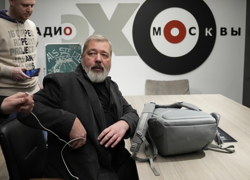 Den uavhengige russiske avisen Novaja Gazeta har blitt fratatt lisensen. Bildet viser redaktør og fredsprisvinner Dimitrij Muratov ved en radiosending i Moskva i oktober 2021.