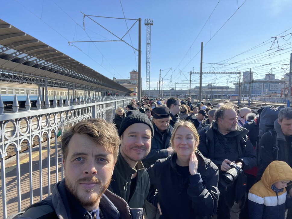 VG-journalist Kyrre Lien (t.v) på togstasjonen i Kyiv, sammen med kollega Amund Bakke Foss og Aftenposten-korrespondent Hanne Christiansen.