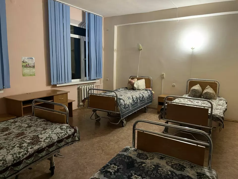 Dette var det eneste ledige rommet Schibsted-journalistene kunne få tak i under nattens mellomstopp i sørvestlige Ukraina.
