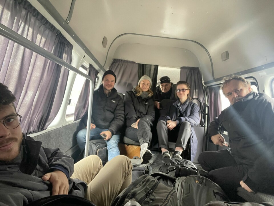 Kyrre Lien (t.v.), Amund Bakke Foss, Hanne Christiansen, Harald Henden, Gina Grieg Riisnæs og Jan Tomas Espedal på vei ut av Ukraina og inn i Romania.