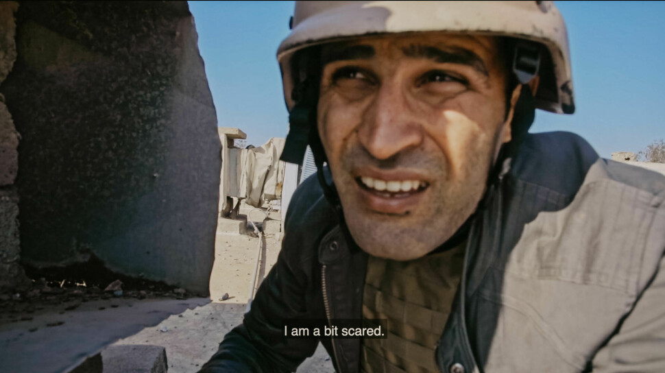 Åpningsscenen i filmen viser en tydelig redd Afshin Ismaeli ved fronten.