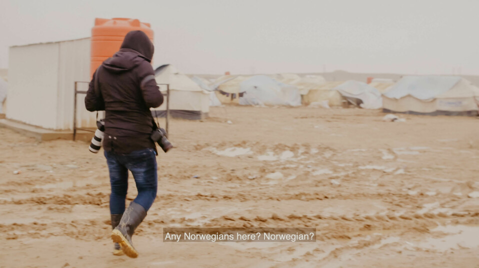 Afshin Ismaeli vandrer rundt i flyktningeleiren på jakt etter norske IS-krigere.